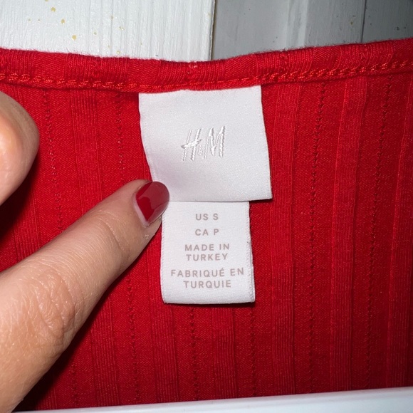 SOLD ๐๏ธ Red H&M Basic Ribbed Tee - Picture 3 of 7